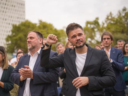 El portavoz de ERC en el Congreso y candidato a la Alcaldía de Santa Coloma de Gramenet (Barcelona), Gabriel Rufián, junto al líder de ERC, Oriol Junqueras, este domingo.