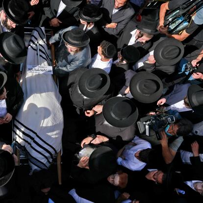 Una multitud acompaña el cadáver de una de las víctimas, en Jerusalén.