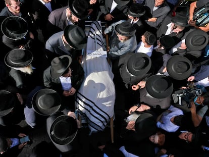 Una multitud acompaña el cadáver de una de las víctimas, en Jerusalén.