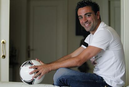 Xavi y el balón, siempre juntos.