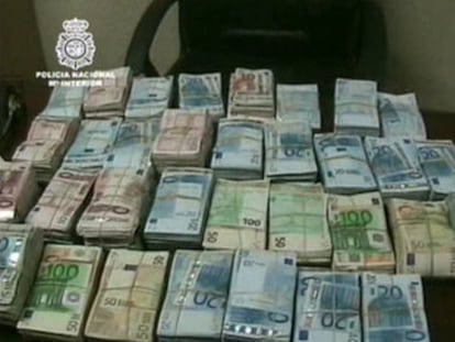 Fajos de dinero incautados en una operación contra el blanqueo en Madrid, en una imagen de archivo.