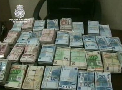 Fajos de dinero incautados en una operación contra el blanqueo en Madrid, en una imagen de archivo.