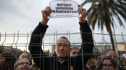 Un manifestante independentista pide la liberación de "su presidente", Carles Puigdemont, detenido en Alemania, el pasado 25 de marzo en Barcelona.