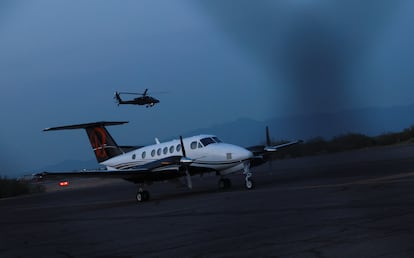El avión donde fueron transportados Ismael 'El Mayo' Zambada y Joaquín Guzmán López, en Nuevo México, el 25 de julio de 2024. 