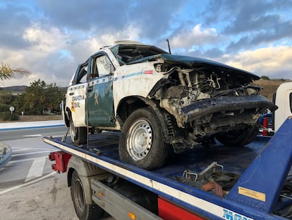 El vehículo de la Guardia Civil embestido en la autovía A-7.