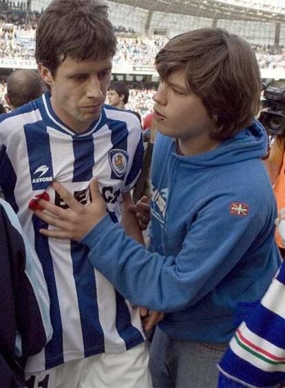 Aramburu, consolado por un aficionado tras no lograr el ascenso.