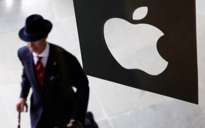 Un hombre entra en la nueva tienda de Apple en Covent Garden de Londres.