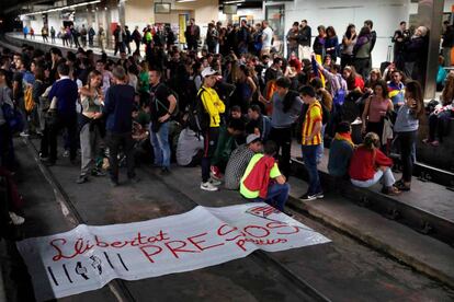 Varios manifestantes independentistas cortan las v&iacute;as del AVE en la estaci&oacute;n de Sants durante la huelga general del pasado mi&eacute;rcoles 8.