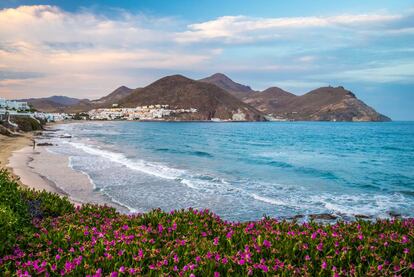 La playa de San José (Almería). Andalucía es la comunidad que mayor aumento experimenta en número de arenales galardonados.