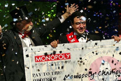 Antonio Zafra recibe el gigantesco taln del premio del Campeonato Mundial de Monopoly en Tokio.