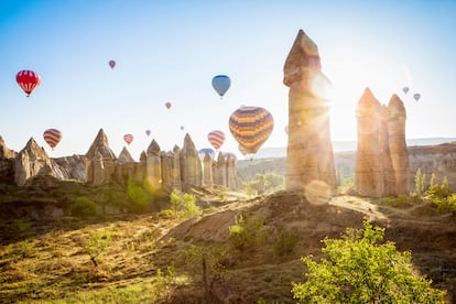 Globos aerostáticos sobrevolando el valle del amor de Capadocia.