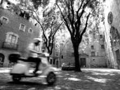 B 36137 - 01/08/2000 - Color - PARA CRÓNICA SOBREVIVIR EN VERANO - La ciudad desde una Vespa - Foto : Carles Ribas -