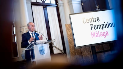 El alcalde de Málaga, Francisco de la Torre, en la rueda de prensa del Centre Pompidou.