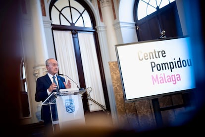 El alcalde de Málaga, Francisco de la Torre, en la rueda de prensa del Centre Pompidou.