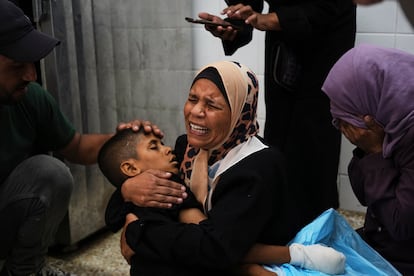 Una madre abraza el cuerpo de su hijo muerto en un ataque aéreo del ejército israelí, en el Hospital Al-Aqsa de Deir al-Balah, franja de Gaza, este sábado. 