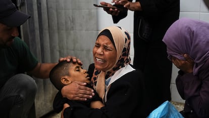 Una madre abraza el cuerpo de su hijo muerto en un ataque aéreo del ejército israelí, en el Hospital Al-Aqsa de Deir al-Balah, franja de Gaza, este sábado.