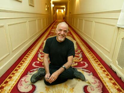 Paulo Coelho, en los pasillos de un hotel durante una visita a Madrid en 2006.
