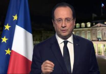 Captura de video cedido de una transmisión de la televisión francesa que muestra al presidente francés, Francois Hollande, durante un saludo por el Año Nuevo 2014, en París.