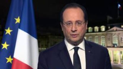 Captura de video cedido de una transmisión de la televisión francesa que muestra al presidente francés, Francois Hollande, durante un saludo por el Año Nuevo 2014, en París.