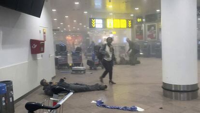 Imagen proporcionada por Radiodifusión Pública de Georgia, del interior del aeropuerto de Bruselas.