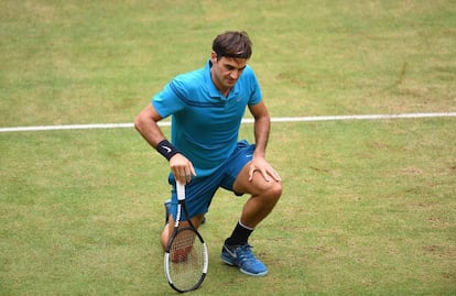 Federer se levanta en una acción del partido contra Coric.