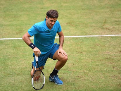 Federer se levanta en una acción del partido contra Coric.