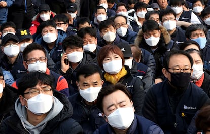 Si no se producen los cambios drásticos que se señalan, se incumplirán los objetivos establecidos en el Acuerdo de París contra el cambio climático y los Objetivos de Desarrollo Sostenible. "La incapacidad constante para adoptar medidas urgentes está teniendo repercusiones negativas sostenidas y potencialmente irreversibles sobre los recursos ambientales esenciales y la salud humana", señala el informe, elaborado por 250 científicos y expertos de 70 países. En la imagen, un grupo de trabajadores se protegen de la polución con unas mascarillas durante un mitin Seúl (Corea del Sur), el 6 de marzo de 2016.