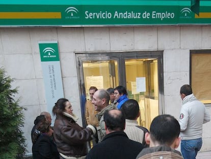 Desempleados en una oficina del SAE.