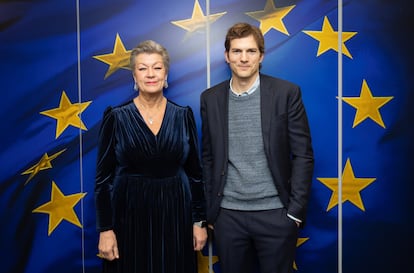 La comisaria de Asuntos Interiores de la UE, Ylva Johansson, recibe en Bruselas al actor y empresario Ashton Kutcher el 20 de marzo de este año.