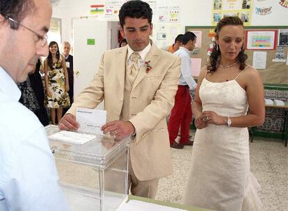 Los recién casados Celia Ruiz y José Rosales acuden a votar a un colegio de Humilladero (Málaga) tras pasar la noche celebrando su enlace. El joven matrimonio ha sacrificado su noche de bodas para ejercer su derecho al voto.