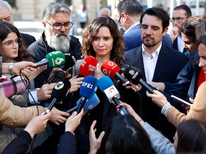 La presidenta de Madrid, Isabel Díaz Ayuso, hace declaraciones a los medios antes de reunirse con el gremio de hostelería de Castelldefels (Barcelona), este martes.