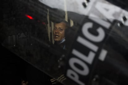 Un manifestante es capturado por el Escuadrón Móvil Antidisturbios, durante el paro nacional contra la reforma tributaria, el pasado 1 de mayo, en Bogotá, Colombia.