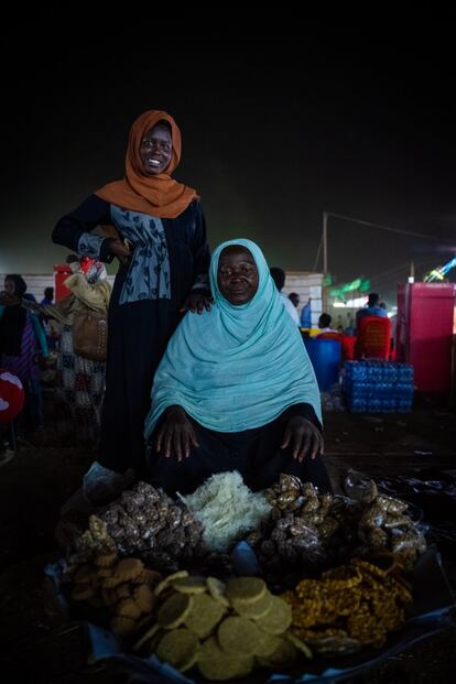 Una mujer sudanesa y su hija venden frutos secos en las calles de Jartum. Muchas mujeres se dedican a la venta ambulante y son el único sostén de su familia. Según el Banco Mundial, las mujeres representan el 70% de la mano de obra de la economía sumergida de Sudán.