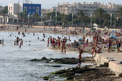 Las altas temperaturas han llenado esta tarde la playa de Can Pastilla, en la capital balear.