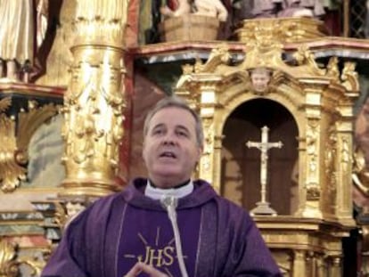 El obispo de Bilbao, Mario Iceta, durante la misa que ha oficiado en la iglesia de San Nicolás de Bari en Pobeña.