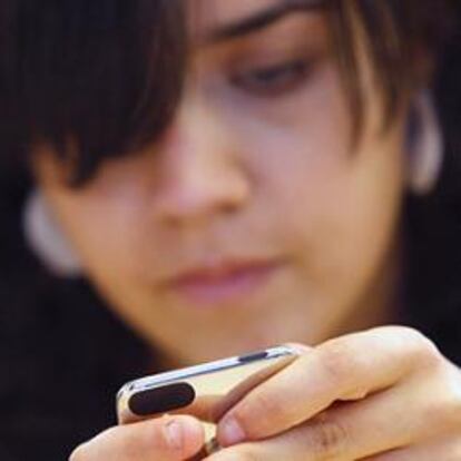 Las 'telecos' piden medidas para que cuatro millones de clientes no pierdan su móvil