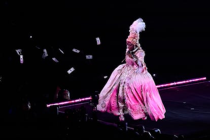 El artista Bob The Drag Queen vestido como María Antonieta durante el concierto de Madonna.