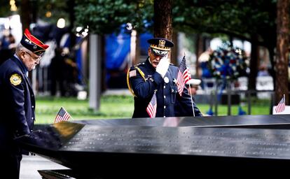 Un oficial se seca las lágrimas en el Memorial de los atentados del 11 de septiembre de 2001 durante un homenaje por las víctimas de los atentados del 11 de septiembre de 2001 en Nueva York (EE UU).