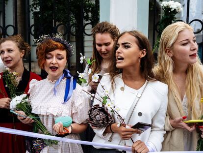 Mujeres vestidas de blanco forman la cadena de la solidaridad en la embajada bielorusa de Moscú el pasado 15 de agosto.