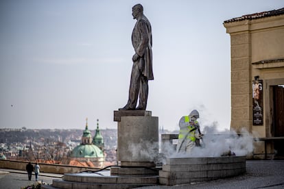 Un trabajador desinfecta la estatua del presidente checoslovaco Tomáš Garrigue Masaryk en la plaza con su mismo nombre en la ciudad de Praga (República Checa) el 27 de marzo de 2020.