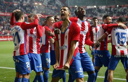 Nick Blackman, celebra con sus compañeros el segundo gol del Sporting.