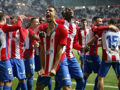 Nick Blackman, celebra con sus compañeros el segundo gol del Sporting.