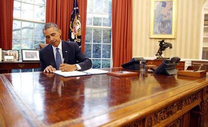 El presidente Obama firma la ley S. 517 (Unlocking Consumer Choice and Wireless Competition Act) en la Casa Blanca, el día 1 de agosto/REUTERS