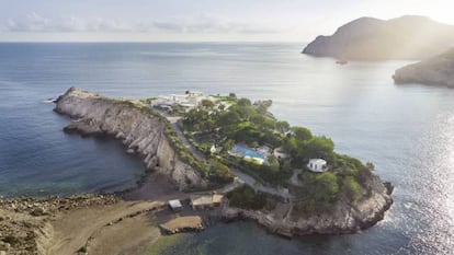 Imagen aérea de la villa y la isla de Sa Ferradura.