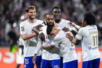 Los jugadores del Olympique de Lyon celebran un gol de Alexandre Lacazette el pasado 17 de mayo.