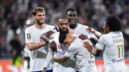 Los jugadores del Olympique de Lyon celebran un gol de Alexandre Lacazette el pasado 17 de mayo.