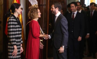 El presidente del Partido Popular, Pablo Casado, saluda a las presidentas del Congreso y del Senado, Meritxell Battet y Pilar Llop, este viernes. 