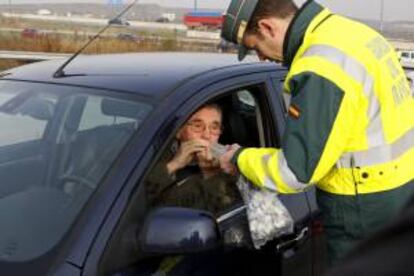 Un conductor realiza una prueba de alcoholemia a instancias de un guardia civil de tráfico en un control de tráfico. EFE/Archivo