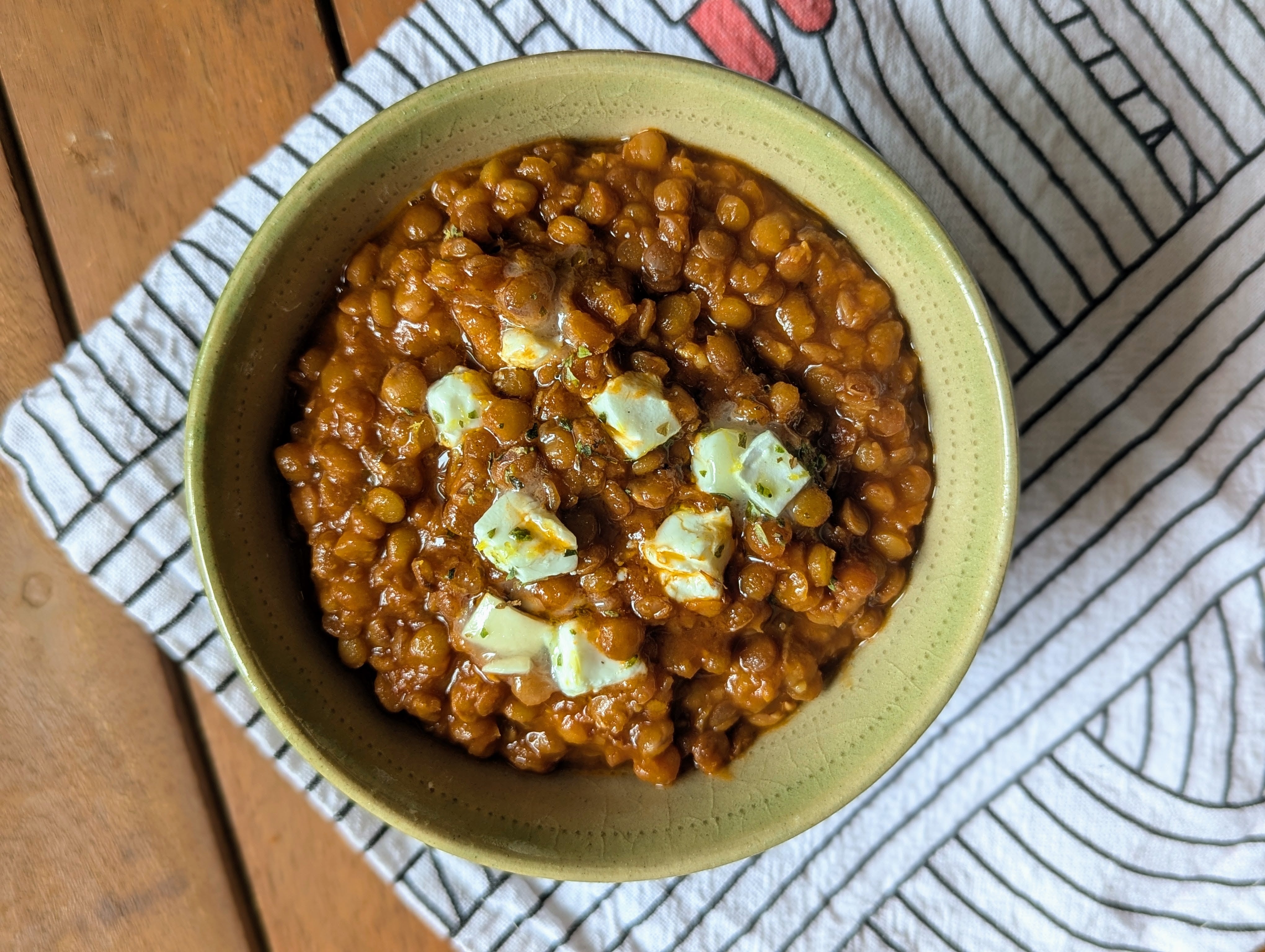 Lentejas con tomate y queso de cabra