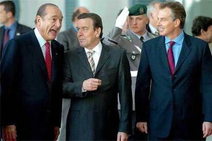 Jacques Chirac (izquierda), Gerhard Schr?der (centro) y Tony Blair, en una foto de archivo.